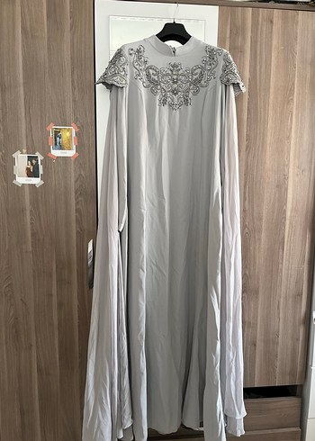Gri Nakışlı Uzun Dökümlü Abiye