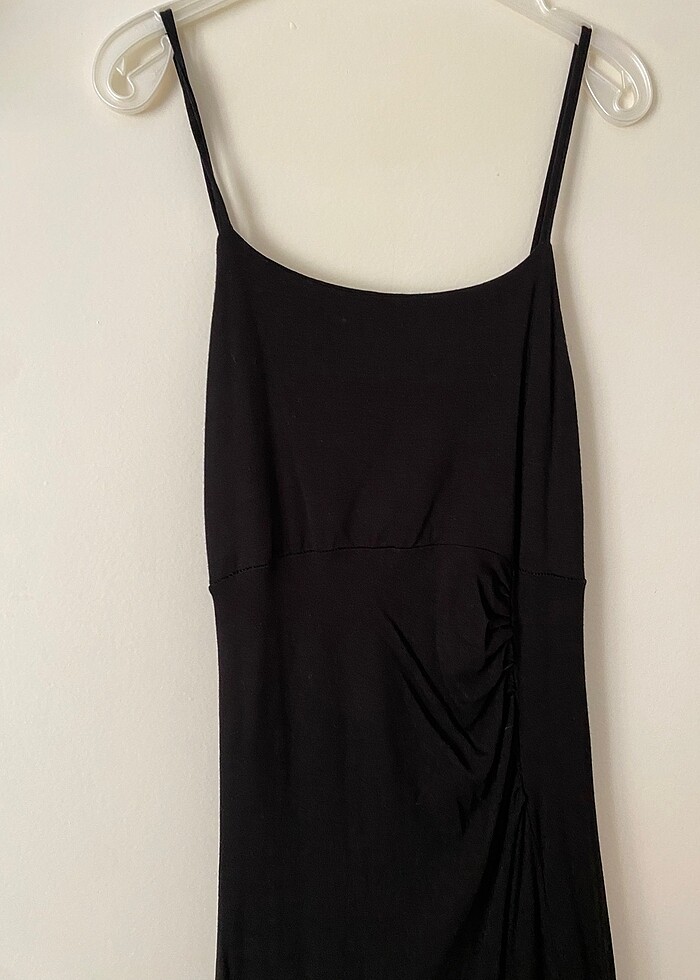 Siyah dar drapeli askılı elbise - Görsel 2