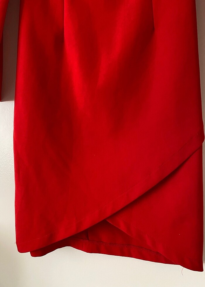 Kırmızı omuzları açık elbise - Görsel 2