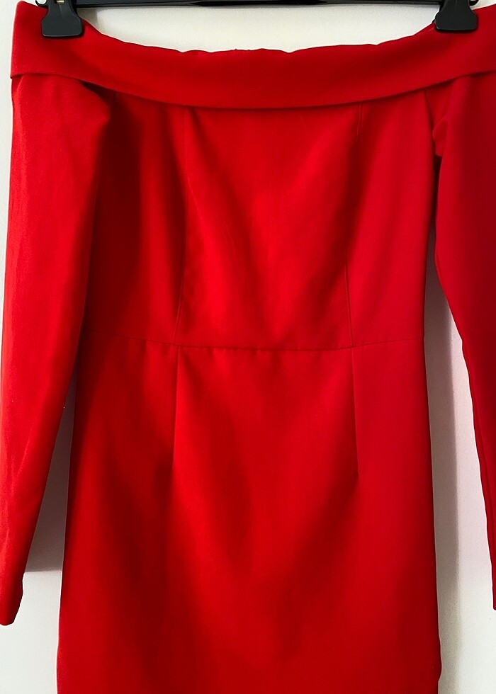 Kırmızı omuzları açık elbise - Görsel 3