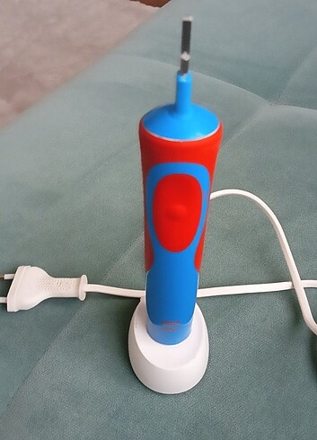 Beden Renk Oral-B D12 Vitality Çocuk Diş Fırçası şarzı iyi durumda temiz.