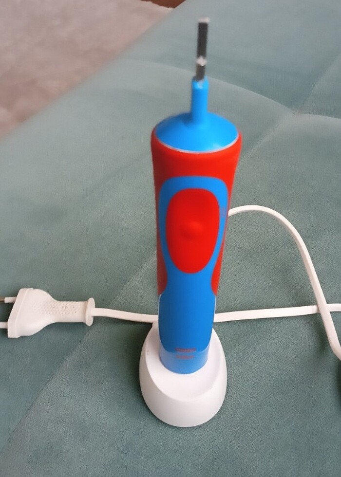 Oral-B D12 Vitality  Çocuk Diş Fırçası şarzı iyi durumda temiz.  - Görsel 4