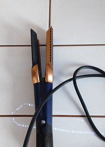 Dyson Airstrait saç düzleştirici pabuçlar da birinin muhafaza - Görsel 2