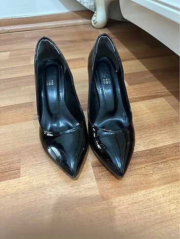 Siyah klasik topuklu stiletto