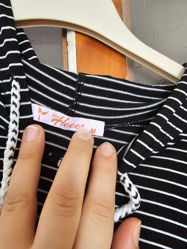 Kapüşonlu Siyah Çizgili Kısa Kollu Kadın Sweatshirt - Görsel 4