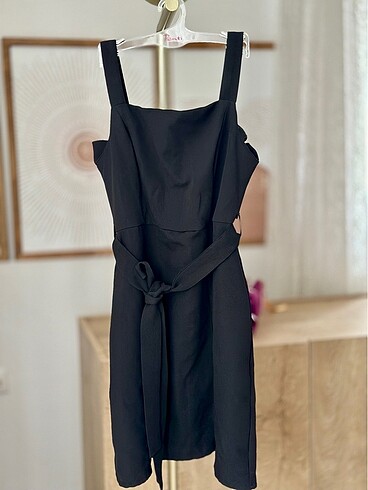 32 Beden Siyah Kuşaklı Yırtmaçlı Mini Elbise