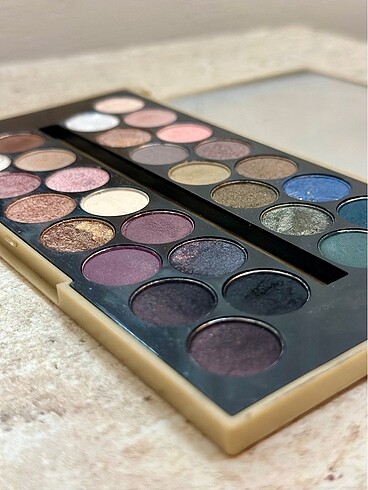 Beden Renk Makeup Revolution Far Paleti