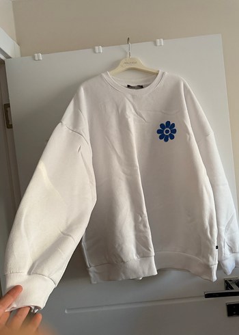 Beyaz Oversize Sweatshirt Mavi Çiçek Baskılı