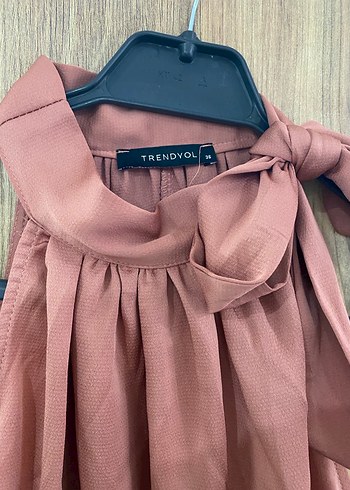 Bej Saten Yaka Fiyonk Detaylı Salaş Bluz - Görsel 3