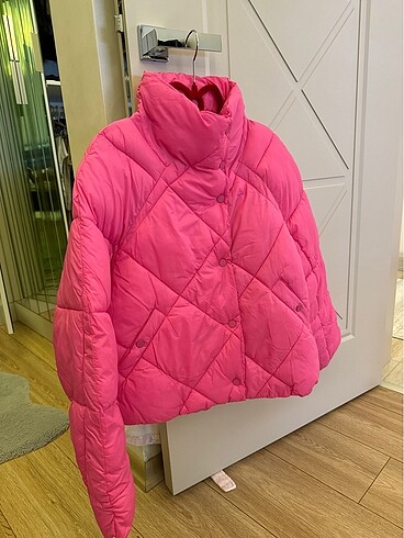 Pembe şişme mont