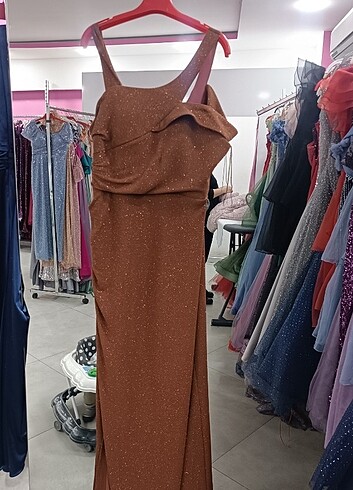 Tek omuz kiremit rengi abiye 