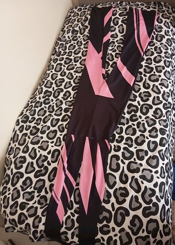 V Yaka, Drapeli Pembe-Siyah Kadın Tulum - Görsel 4