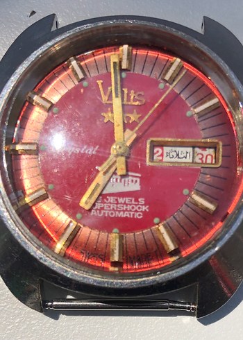 Parlak Kırmızı Vintage Unısex Saati Velis 100 bin tl