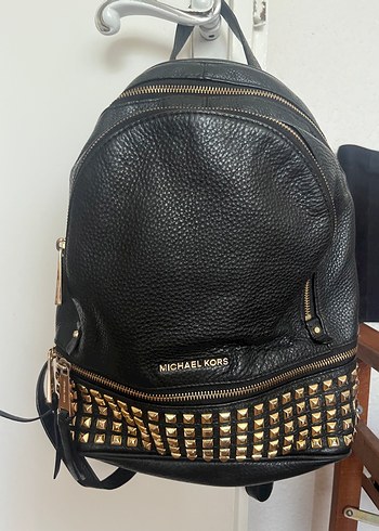 Michael Kors gerçek deri zımbalı siyah sırt çantası