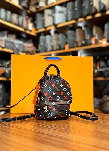 Beden LOUIS VUITTON KADIN SIRT ÇANTASI