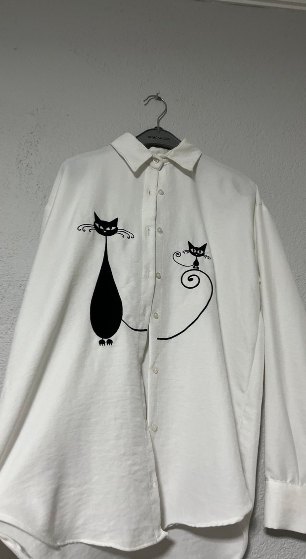 Düğmeli Beyaz Baskılı Kadın Gömlek - Görsel 2