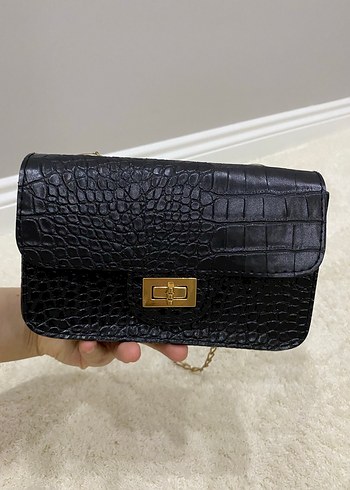 Zincir Detaylı Siyah Yılan Derisi Desenli Deri Çanta - Görsel 4