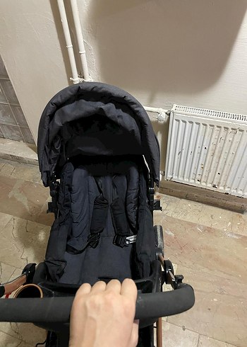 9- 36 kg Beden Siyah Bebek Arabası Bardaklıklı