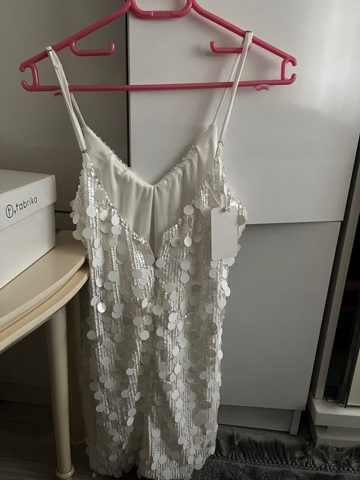 V Yaka İnce Askılı Beyaz Uzun Elbise - Görsel 3