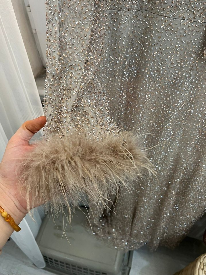 Kürk Detaylı Parlak Bej Uzun Abiye Elbise - Görsel 3