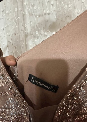 Bej Parlak Yılan Desenli Uzun Abiye Elbise - Görsel 5