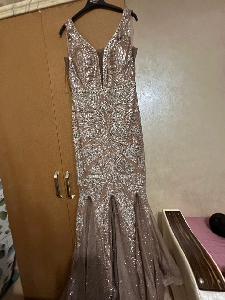 Bej Parlak Yılan Desenli Uzun Abiye Elbise - Görsel 4