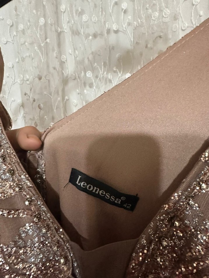 Bej Parlak Yılan Desenli Uzun Abiye Elbise - Görsel 5