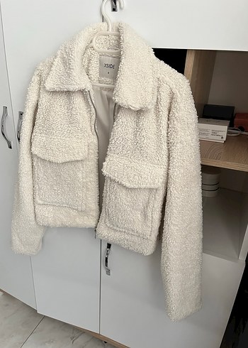 Beyaz Peluş Detaylı Kadın Ceket