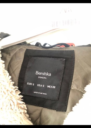 Bershka Siyah Kapüşonlu Kürklü Kadın Mont