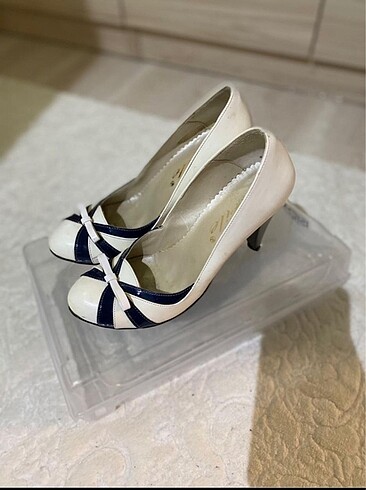 Beyaz lacivert stiletto