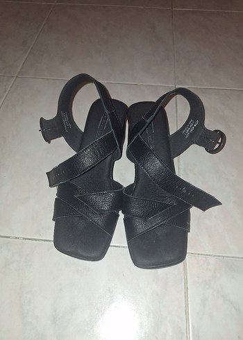 Tokalı Siyah Topuklu Deri Sandalet