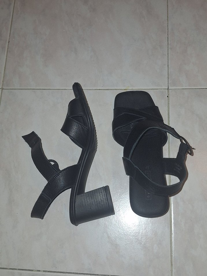 Tokalı Siyah Topuklu Deri Sandalet - Görsel 3