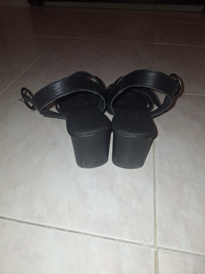 Tokalı Siyah Topuklu Deri Sandalet - Görsel 2