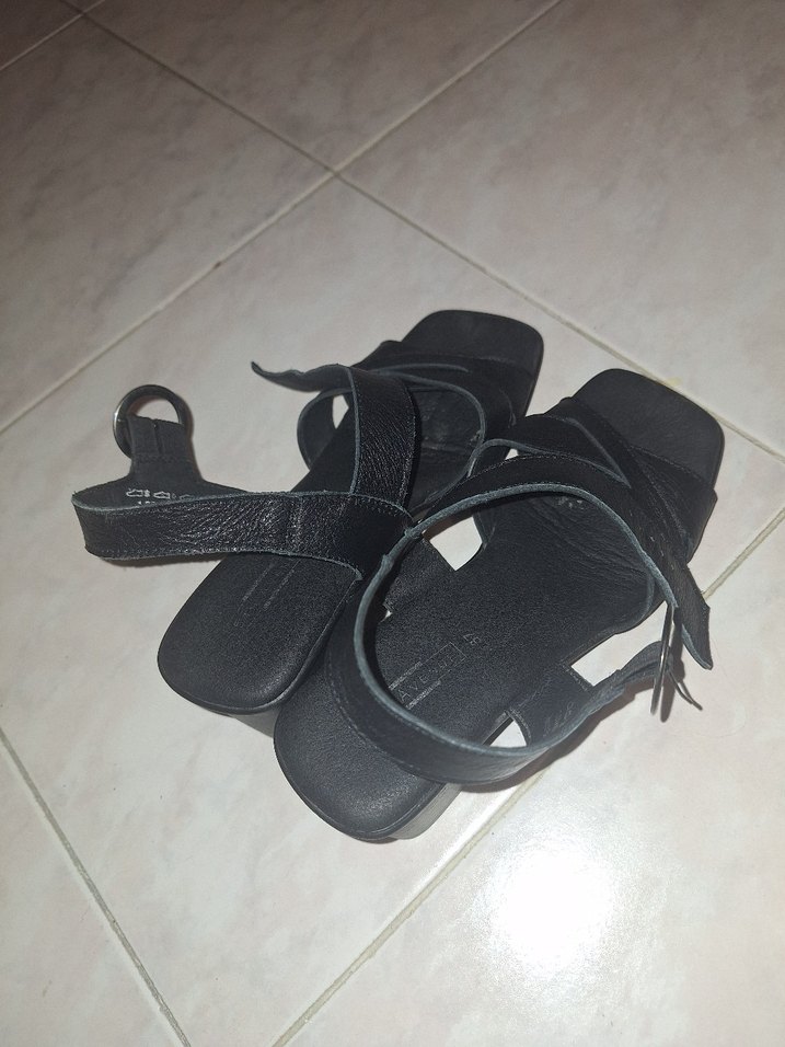 Tokalı Siyah Topuklu Deri Sandalet - Görsel 4