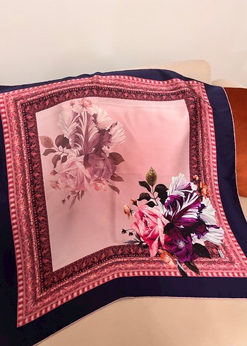 Çiçekli eşarp - Görsel 2