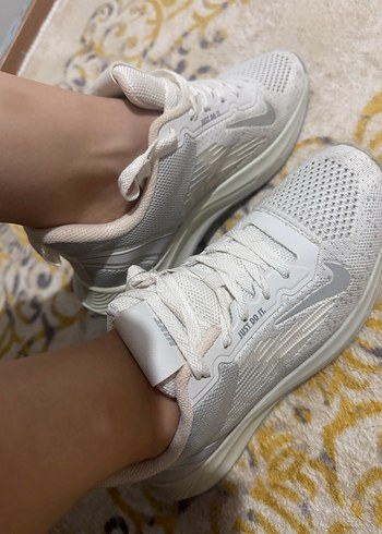 Gri Detaylı Beyaz Kadın Spor Ayakkabı - Görsel 2