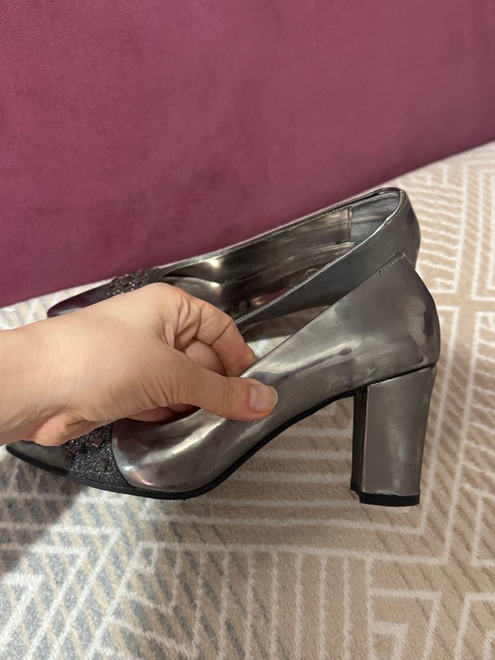 Gri Yılan Desenli Payetli Blok Topuklu Kadın Ayakkabı - Görsel 3