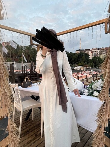 Beyaz belden oturtmalı elbise
