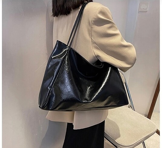 Louis Vuitton Parlak siyah kol çantası