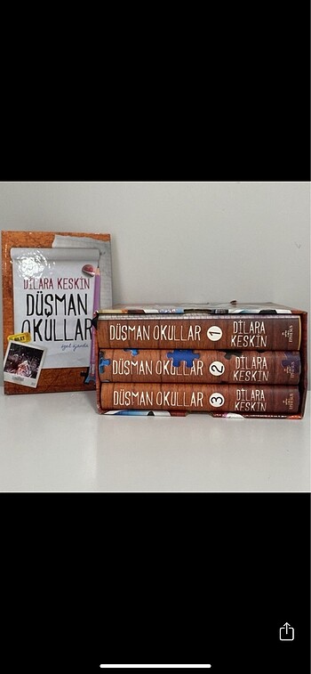 Düşman okullar full set,bir adet defter ve ayraçlar.