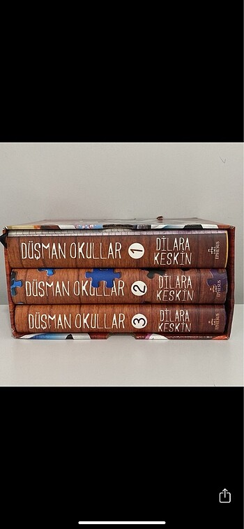  Düşman okullar full set,bir adet defter ve ayraçlar.