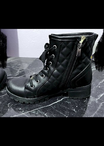 Bershka Bağcıklı ve Fermuarlı Deri Bot
