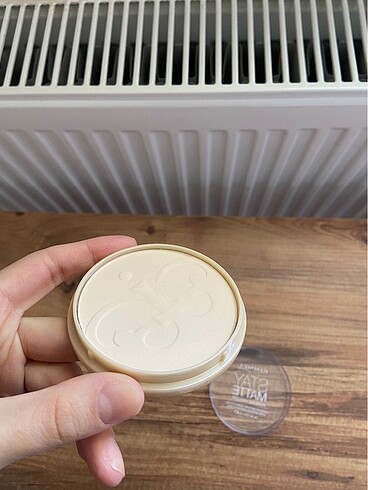  Beden Rimmel london pudra