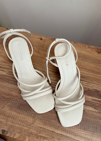 Stradivarius Topuklu Kadın Sandalet