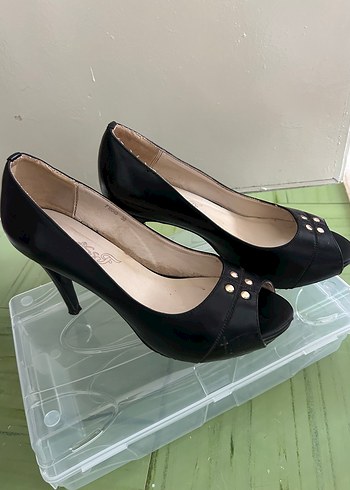 Siyah nokta Desenli Tokalı Stiletto