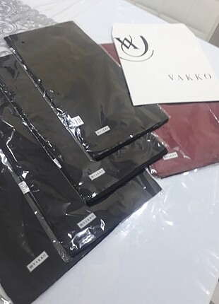 Vakko marka yeni etiketli ipek eşarp siyah renk-bordo renk