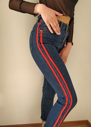 Kenarları kırmızı çizgili dar kot pantolon