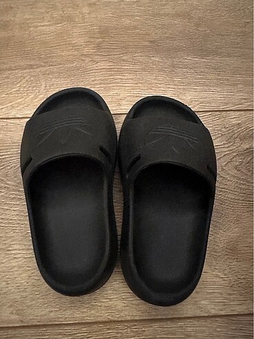 26 Beden siyah Renk Adidas çocuk terlik