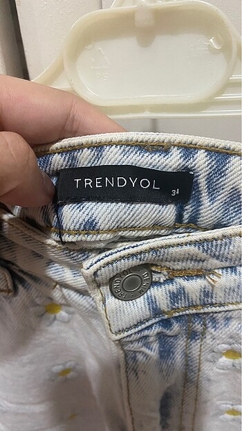 Trendyolmilla çiçek desenli kot şort - Görsel 5