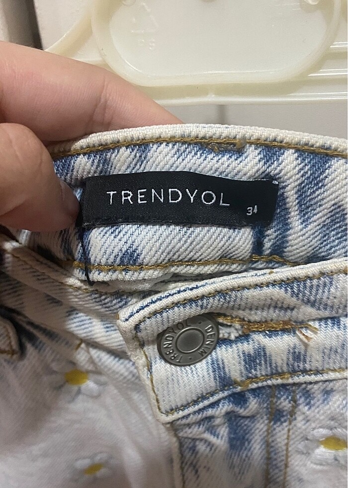 Trendyolmilla çiçek desenli kot şort - Görsel 5